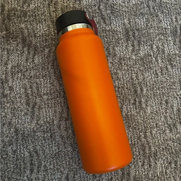 Hydro Flask Tangerine Bottle with Black Lid 40oz - Picture 2 of 2